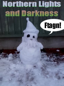 Kuvassa cthulhulumiukko, jolla on tonttulakki. Ukko sanoo "Ftagn!". Yläpuolella teksti Northern Lights and Darkness.
